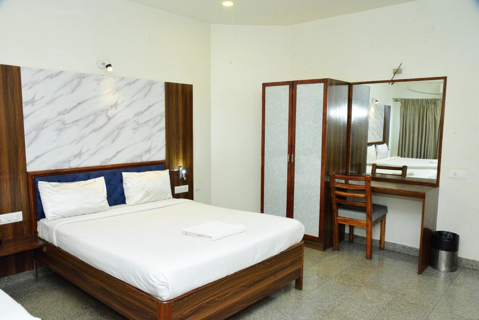 Hotel Sri Sai Residency Tumkur Esterno foto